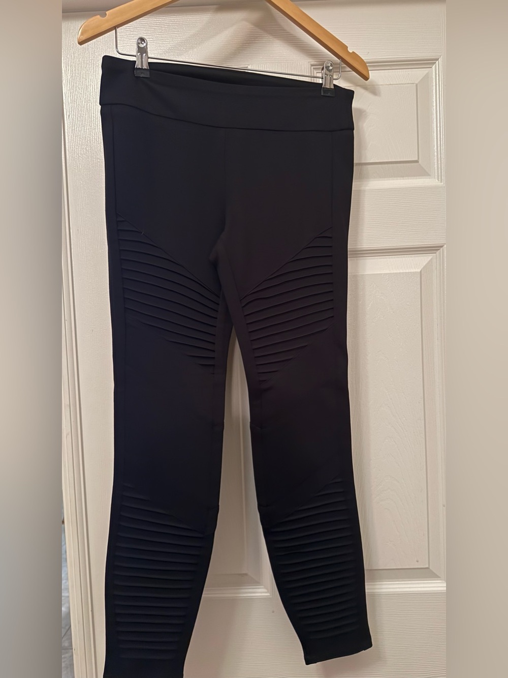 Adrienne Vittadini Black Leggings Size 6
